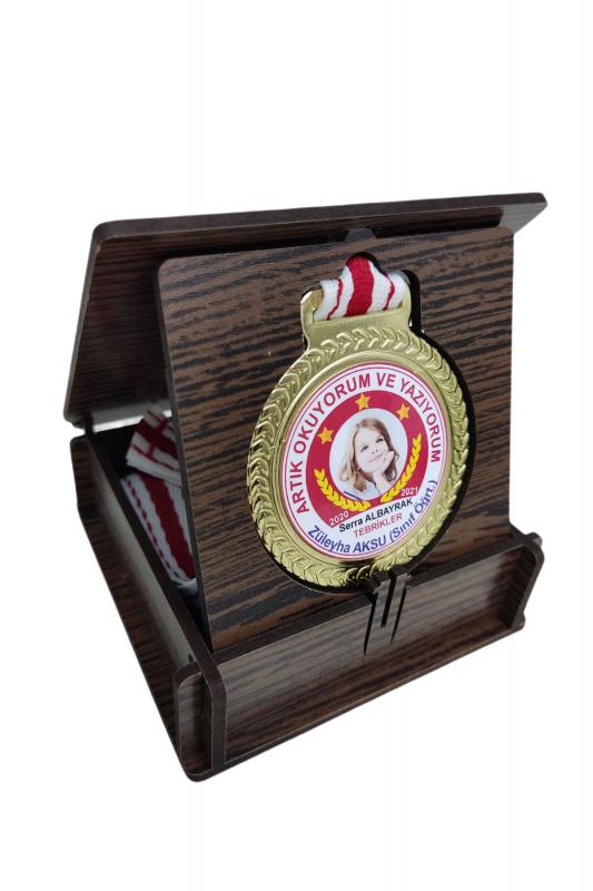 Kişiye Özel Artık Okuyorum Madalyası ve Ahşap Madalya Kutusu