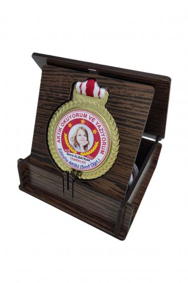 Kişiye Özel Artık Okuyorum Madalyası ve Ahşap Madalya Kutusu